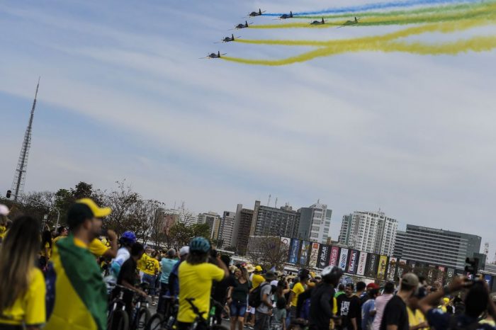 Desfile em comemoração ao Bicentenário reúne multidão na Esplanada