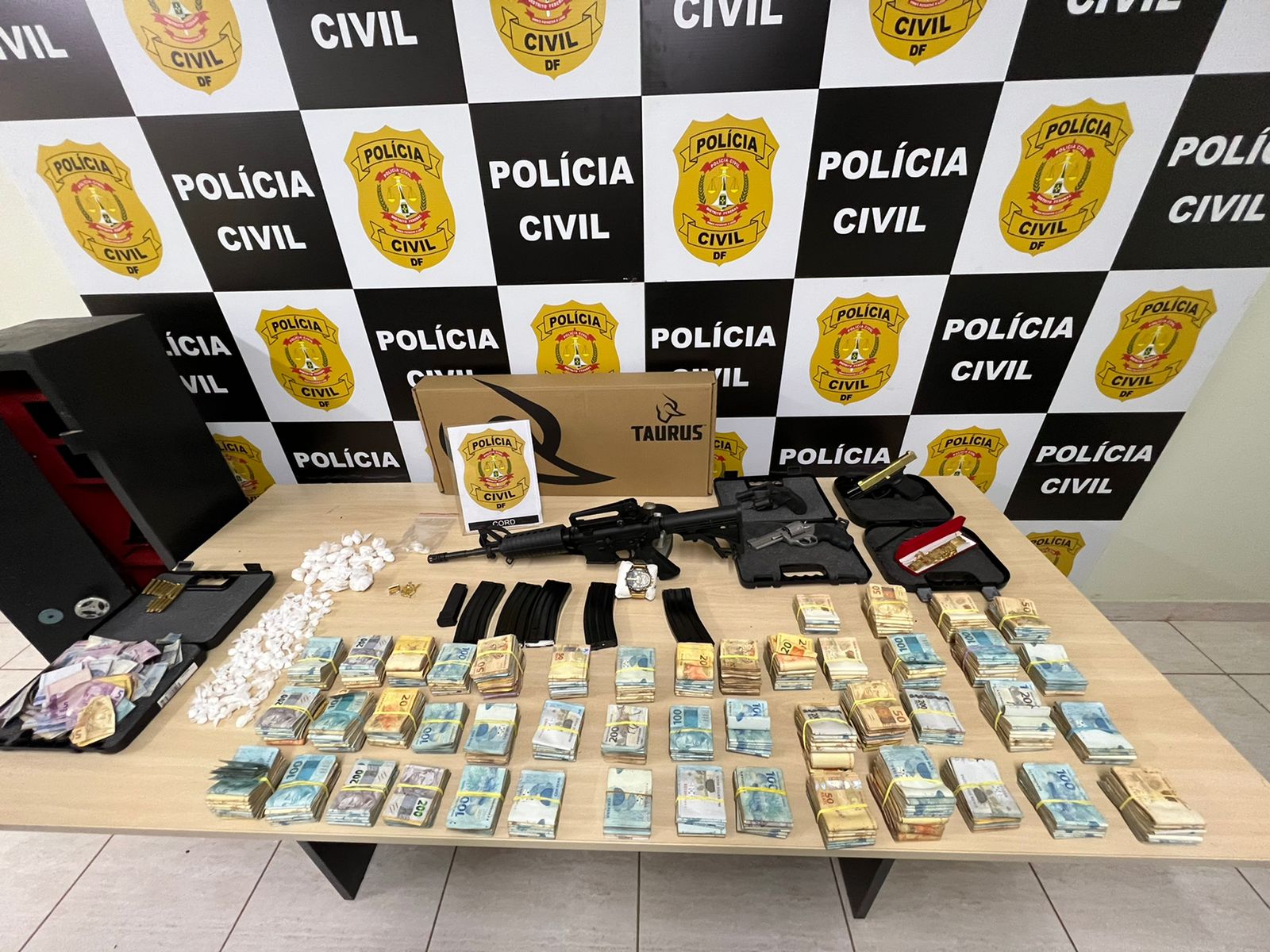 Operação Facção: dois narcotraficantes presos, armas e R$ 460 mil apreendidos