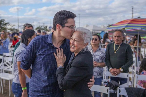 Em cima de um trio elétrico, Weslian Roriz defende eleição do neto: “Quero ajudar”
