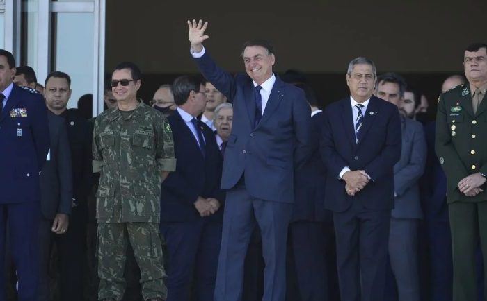 Depois de 20 dias recluso na residência oficial, Bolsonaro volta ao Planalto