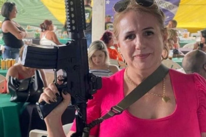 Fuzil que aparece em foto postada pela diretora de escola de Jataí é de brinquedo, diz Exército