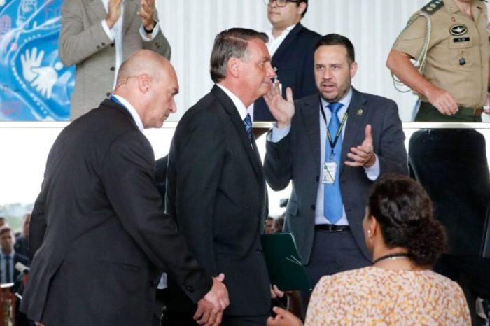 Bolsonaro se fecha no Alvorada após derrota e articula futuro como líder da direita