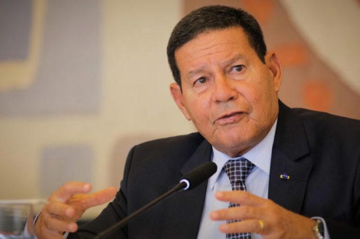 Mourão nega que vá passar a faixa a Lula: ‘Não sou o presidente’