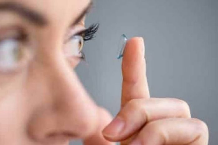 Médica retira 23 lentes de contato perdidas em olho de paciente; vídeo