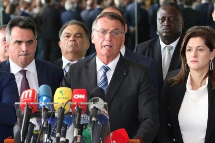 Bolsonaro vai ao Planalto para cumprimentar Alckmin, que coordenará transição