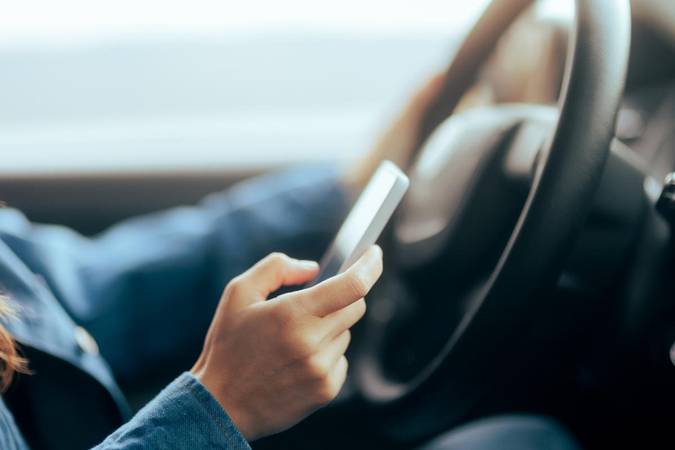Projeto aumenta pena para uso de celular no trânsito