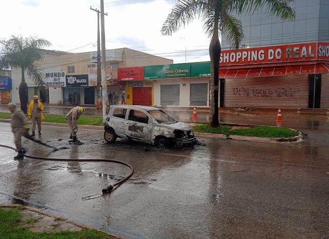 Veículo sofre pane elétrica e pega fogo na Avenida JK