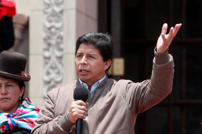 Presidente do Peru tenta fechar o Congresso, mas é destituído e preso sob acusação de golpe de Estado