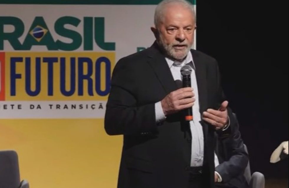 Lula pede suspensão da privatização de Santos Dumont e Galeão