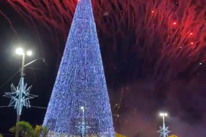 A maior árvore de natal do entorno de Brasília está em Águas Lindas.