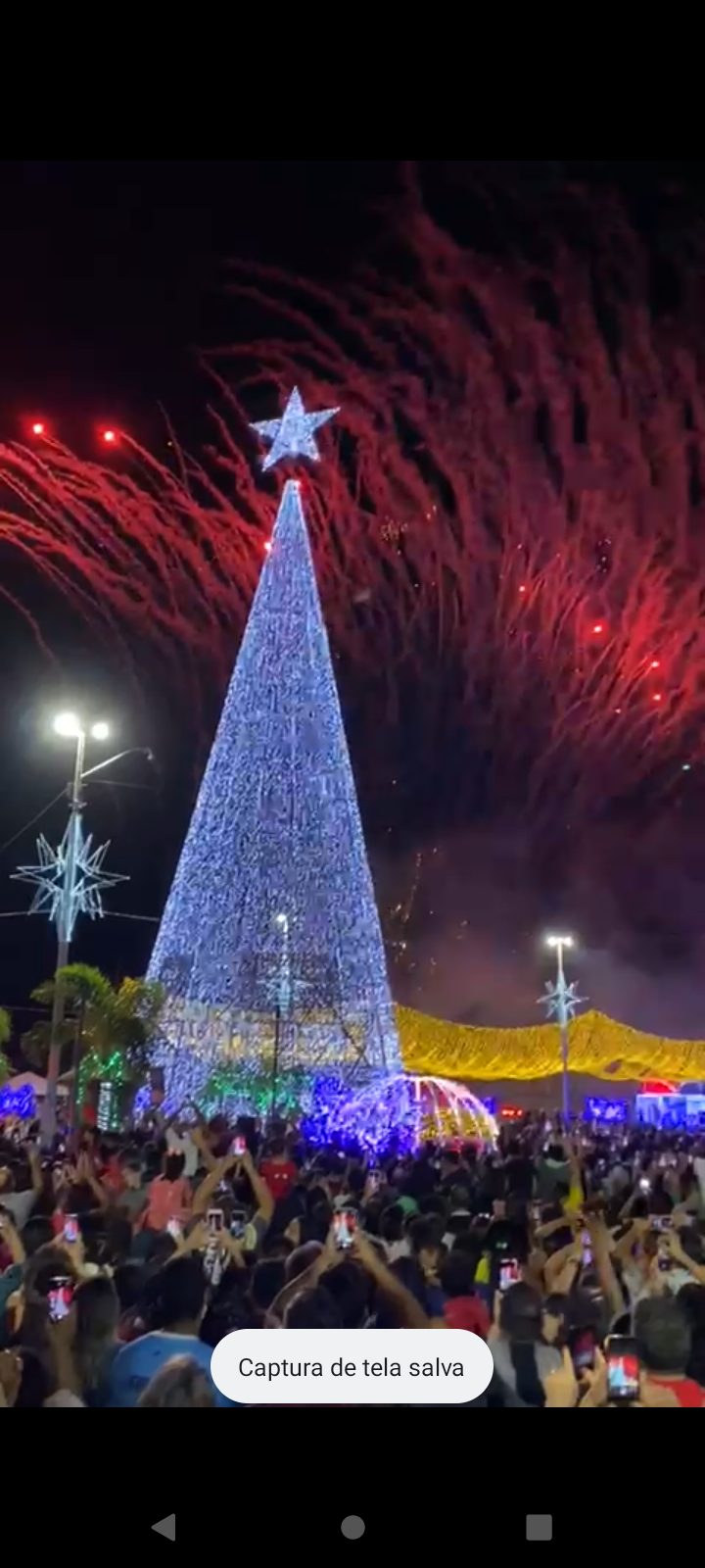 A maior árvore de natal do entorno de Brasília está em Águas Lindas.