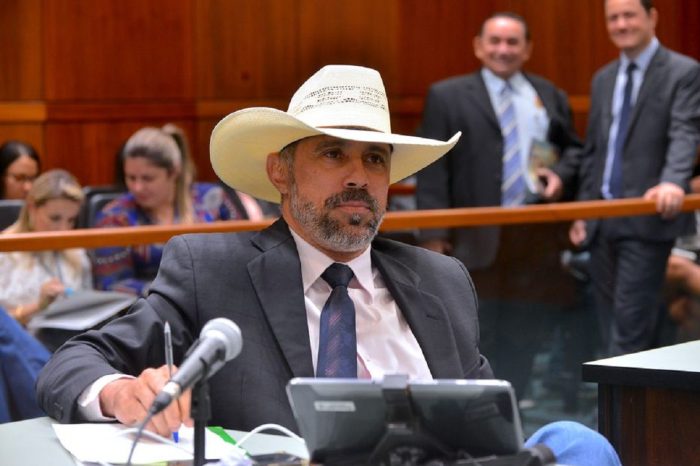 Polícia indicia deputado Amauri Ribeiro por homofobia