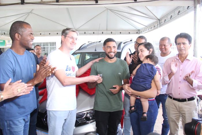 Vencedores do Natal Luz de Águas Lindas recebem seus prêmios