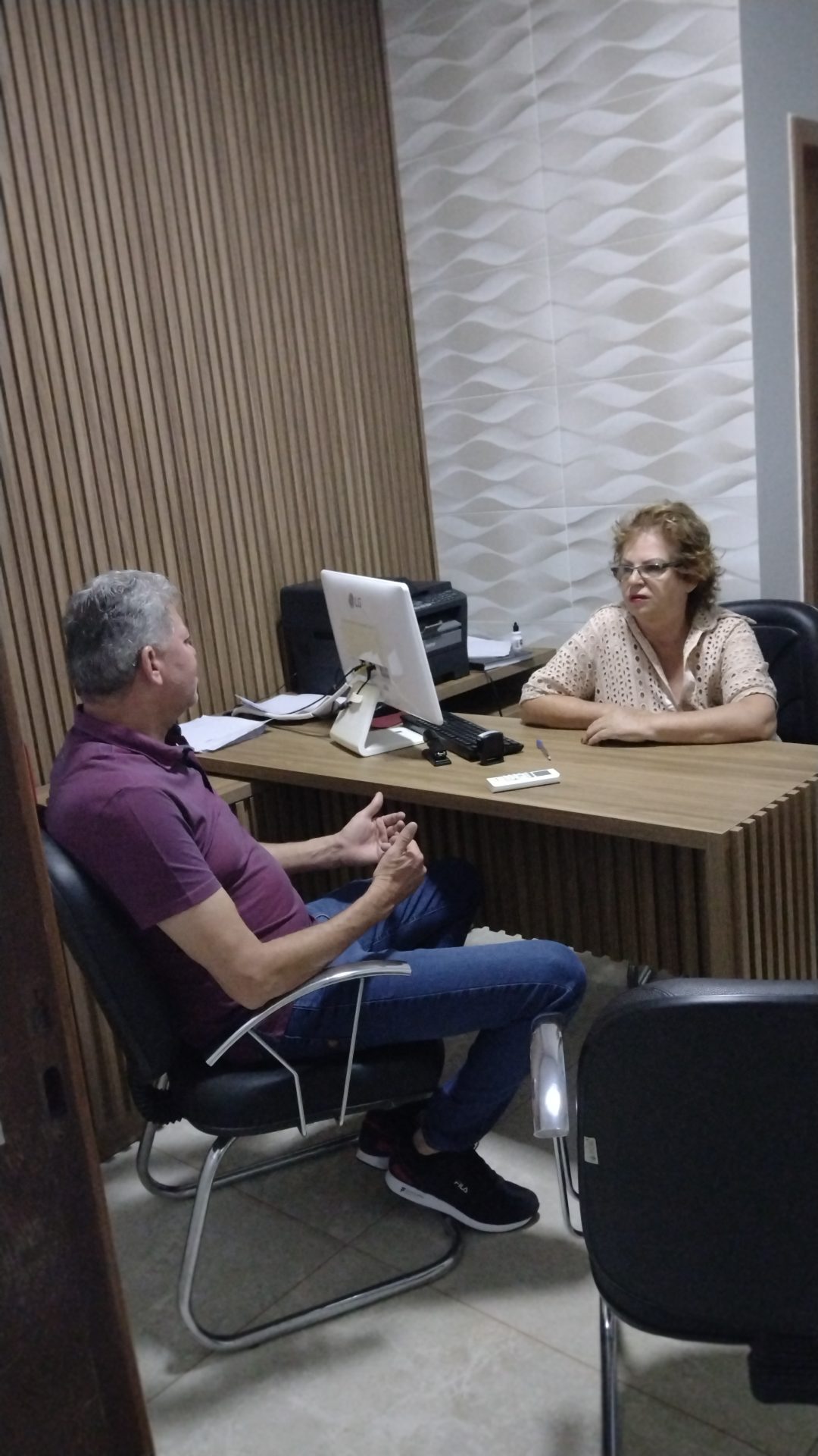 Vereador James Farias visita a CLIMER ( clínica do rim, de Águas Lindas) e é recepcionado pela Dra. Bernadete