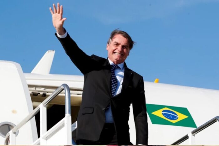 Bolsonaro deve desembarcar no Brasil dia 30 de março