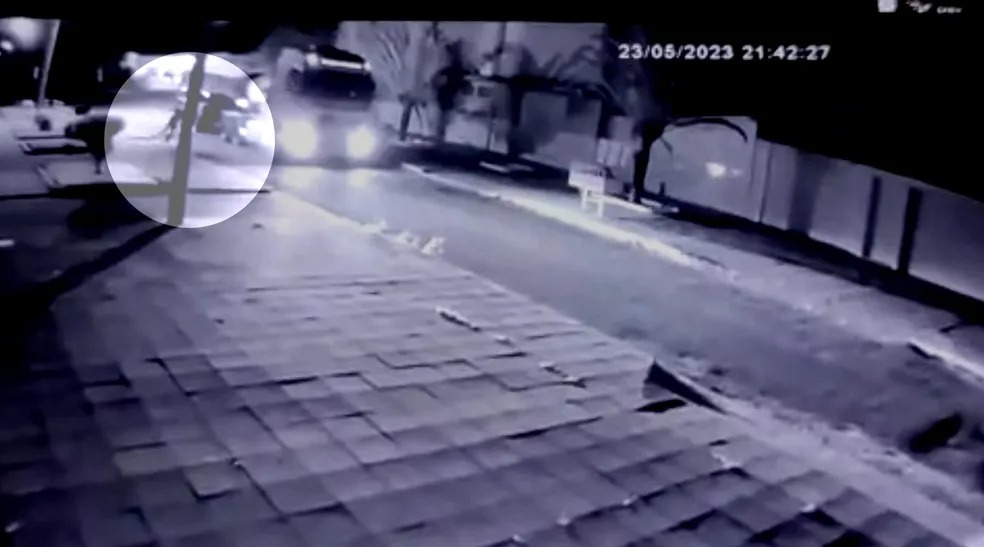 Idoso morre após tropeçar, cair em rua e ser atropelado por caminhão em Abadiânia; vídeo