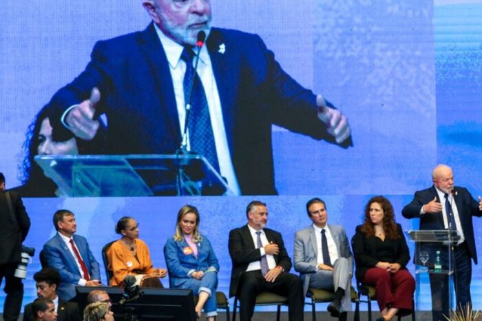 Lula descarta mudanças e diz que ministra Nísia fica na Saúde