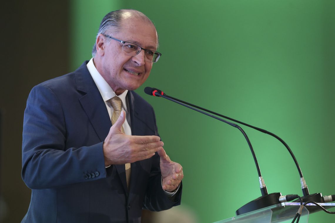 Reforma tributária: Alckmin defende ‘desonerar completamente’ investimentos e exportações