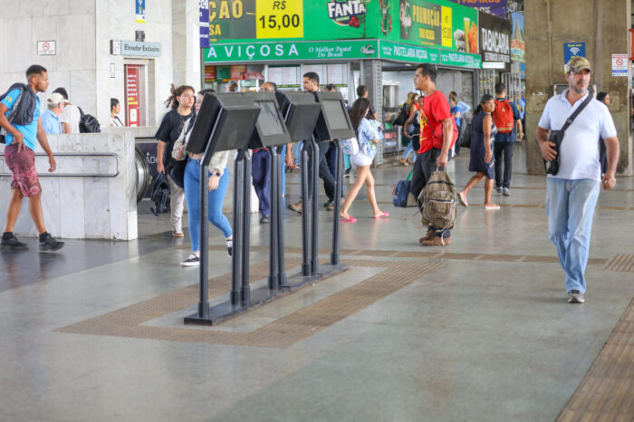 Totens na Rodoviária do Plano Piloto orientam passageiros