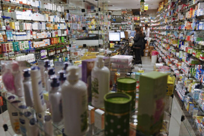 Valparaíso: farmácia deve indenizar balconista que trabalhava em pé por não ter banco