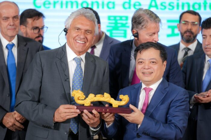 Conheça a gigante chinesa de energia limpa que assinou contrato com Caiado para se instalar em Goiás 