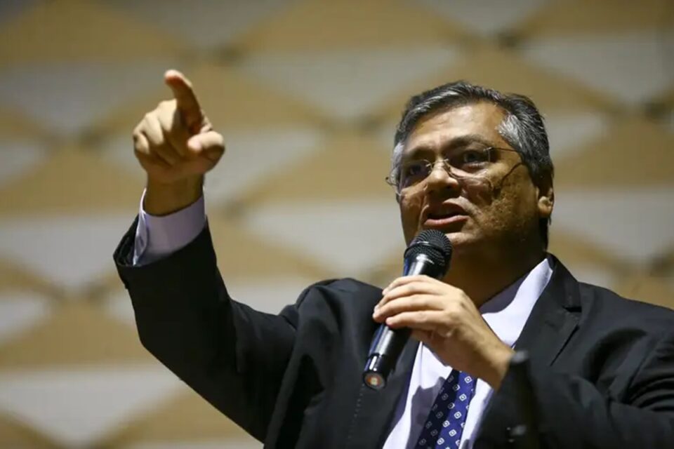 Alcolumbre sinaliza que vai contar votos para indicação de Flávio Dino ao STF