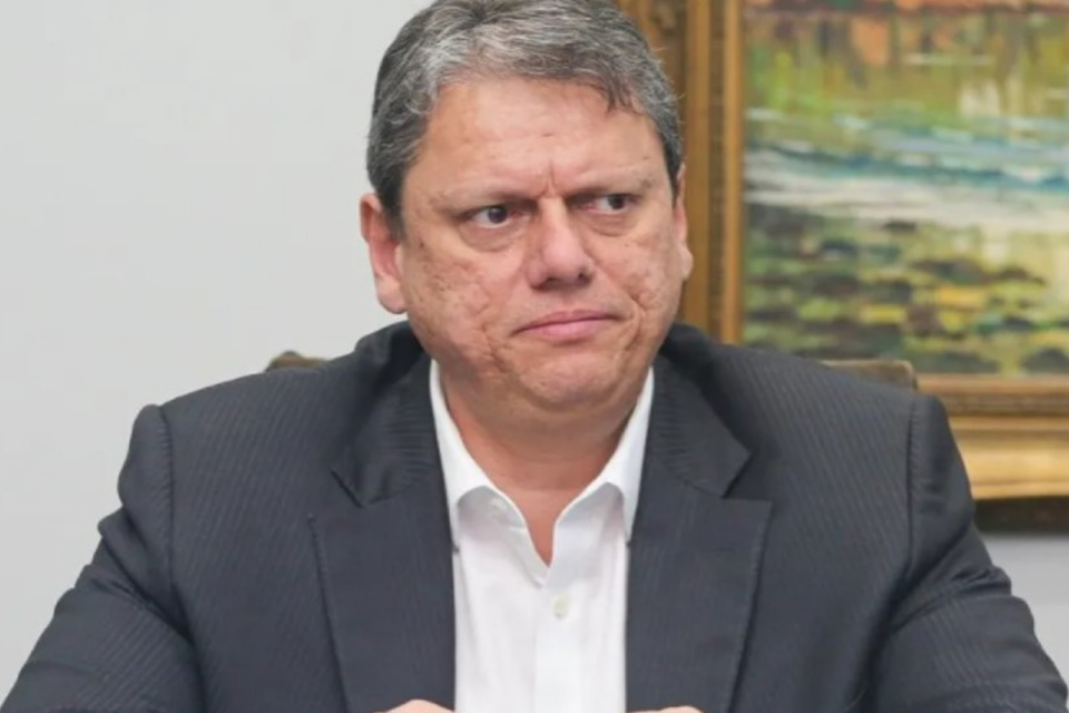 Tarcísio tira R$ 17,1 milhões de Delegacias da Mulher 24h e corta 35% da verba para câmeras em uniformes de PMs