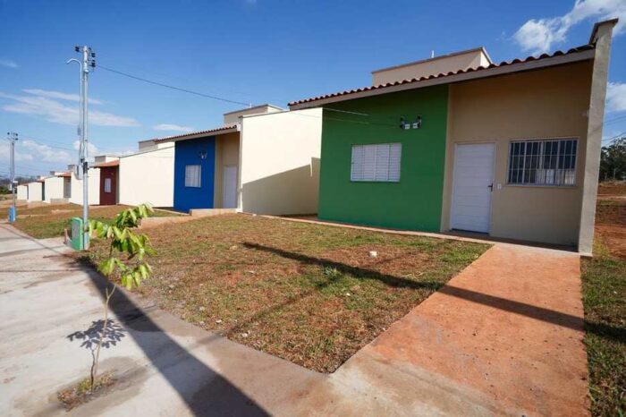 Em parceria com a prefeitura de Águas Lindas, Caiado sorteia casas populares na cidade