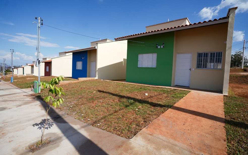 Em parceria com a prefeitura de Águas Lindas, Caiado sorteia casas populares na cidade