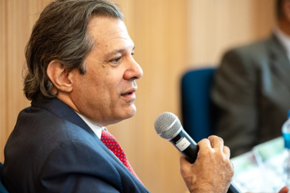 Haddad suspeita de lavagem de dinheiro em programa defendido por Lira
