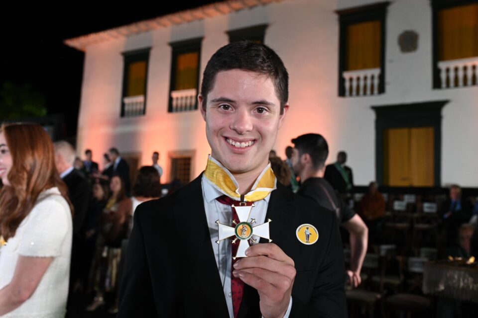 João Vitor de Paiva é a primeira pessoa com Síndrome de Down a receber a comenda do governo de Goiás 