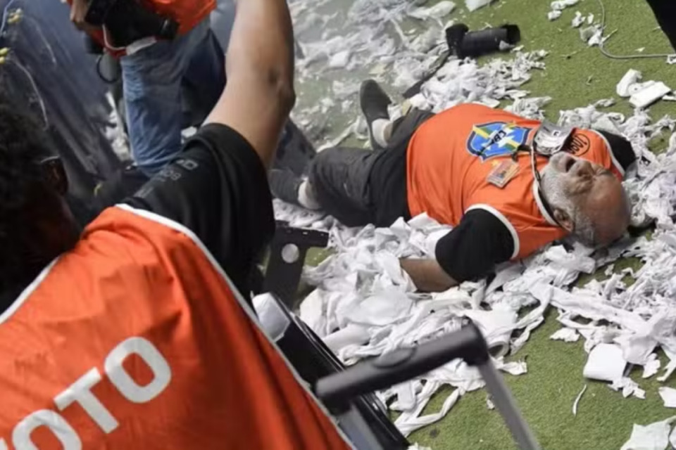Fotógrafo é atingido por bomba em partida entre Atlético-MG e Flamengo na Arena MRV