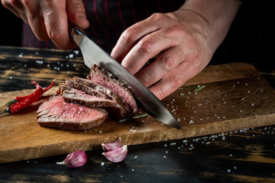 Por que podemos comer carne bovina malpassada, mas não frango malpassado?