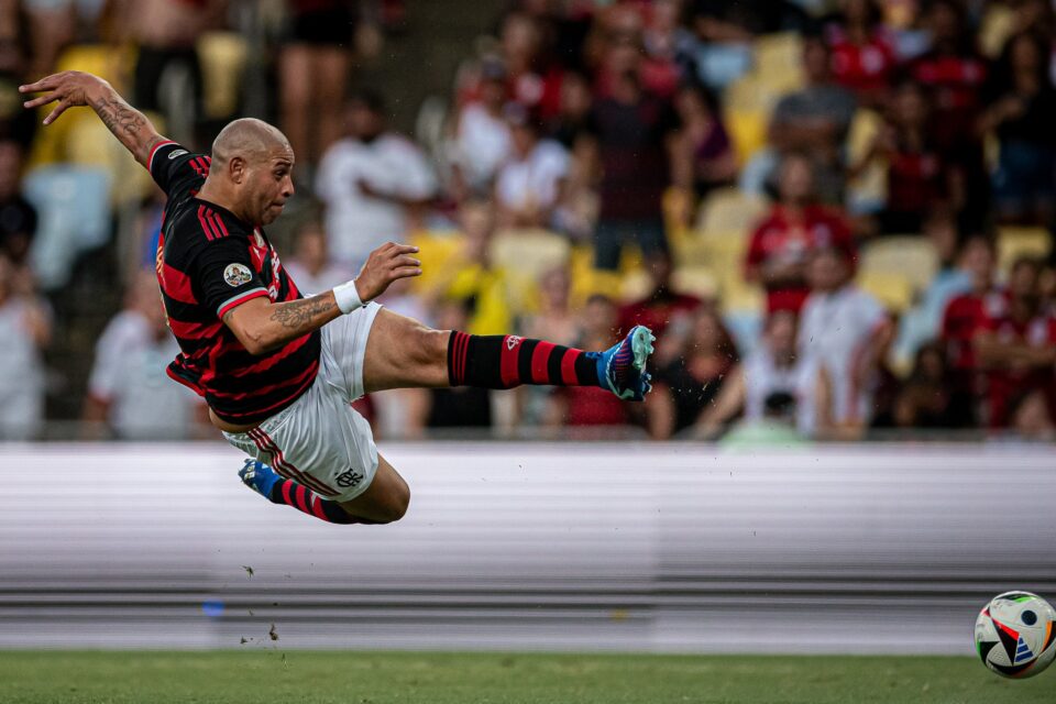 Despedida de Adriano Imperador no Maracanã tem choro e dois gols
