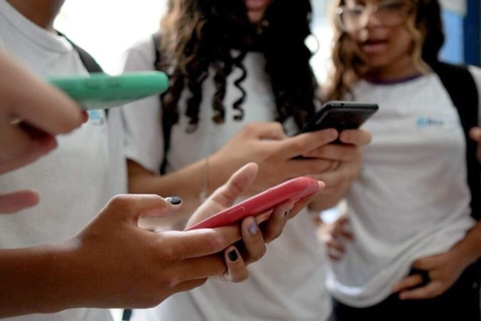 Projeto de lei propõe restrição ao uso de celulares em escolas de Goiás