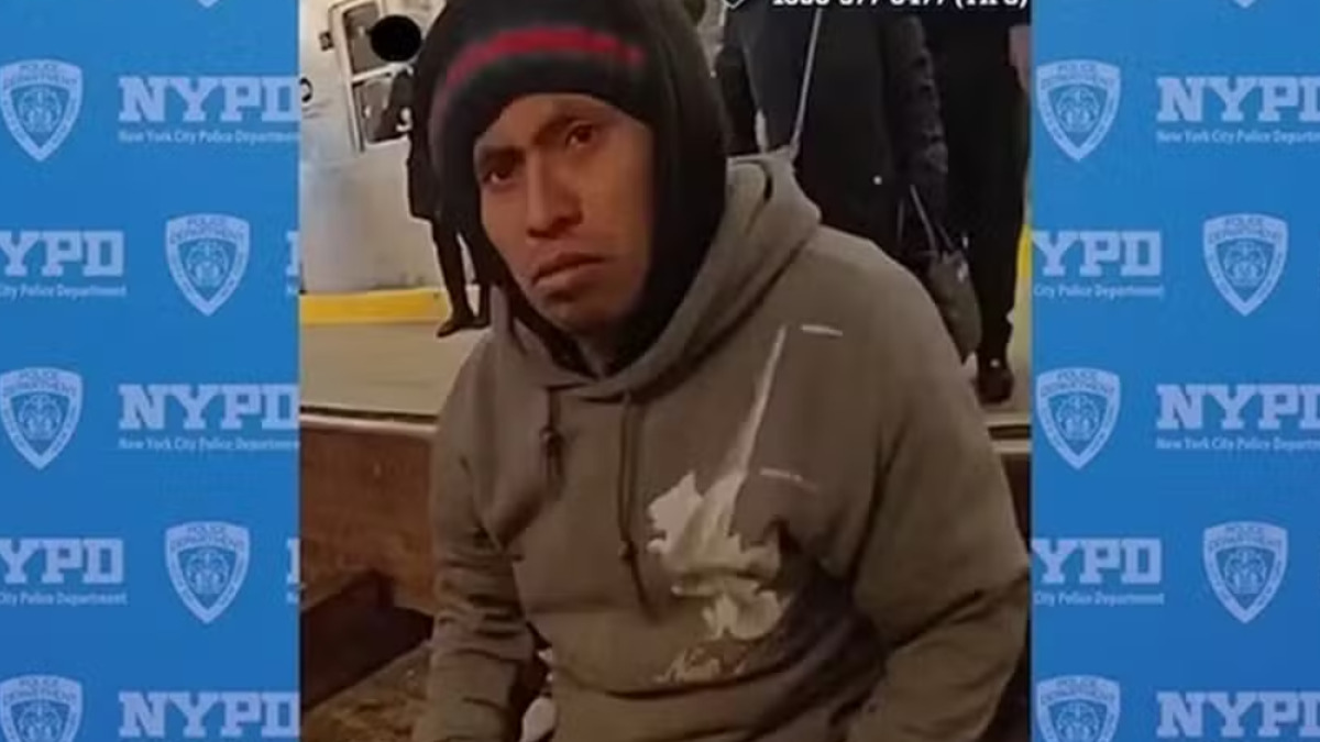 Homem é preso suspeito de atear fogo em mulher no metrô, em Nova York