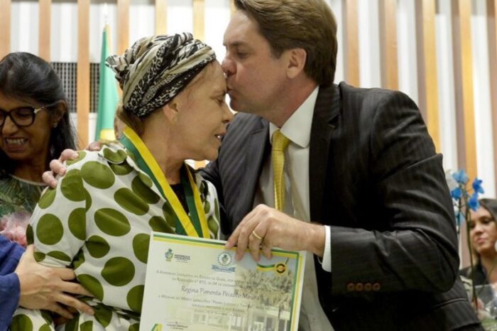 Proposta homenageia mãe do deputado Bruno Peixoto, com nome de colégio estadual em Goiânia 