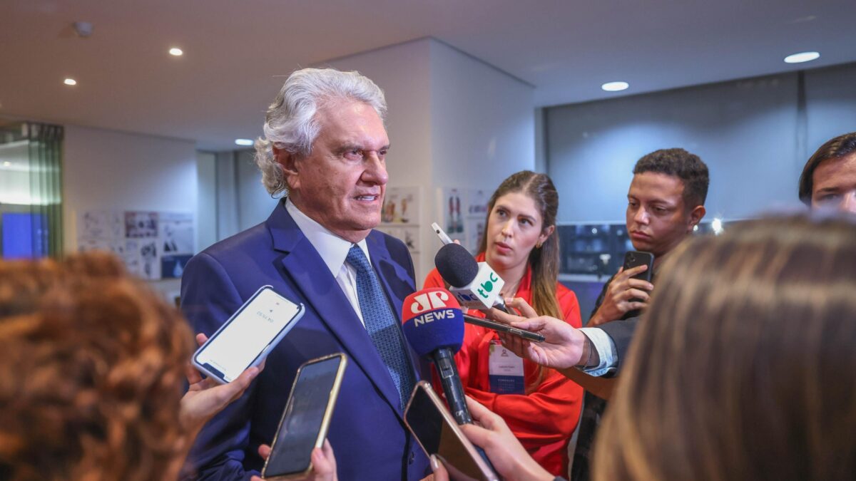 Caiado cobra foco em problemas reais e destaca avanços de Goiás em debate na Fundação FHC