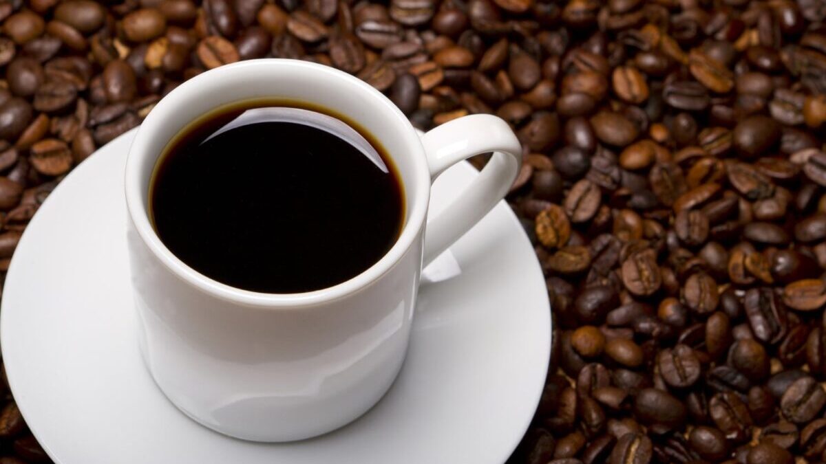 Beber café reduz risco de quedas na velhice, diz estudo