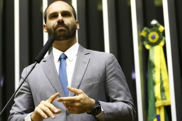 Eduardo Bolsonaro abre mão do mandato no Brasil para continuar nos EUA: “Me sacrificando”