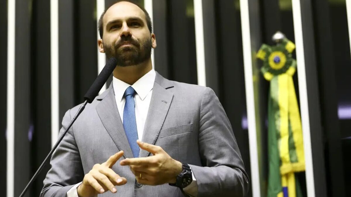 Eduardo Bolsonaro abre mão do mandato no Brasil para continuar nos EUA: “Me sacrificando”