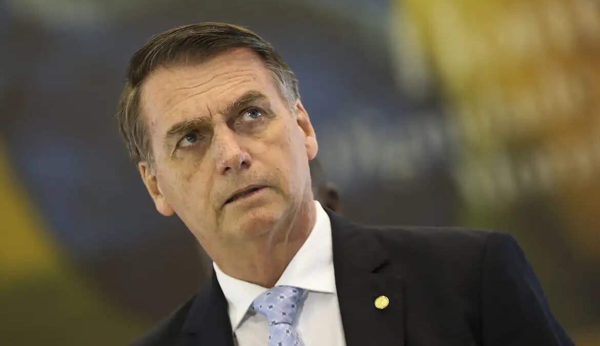 Perícia em pen drive encontrado em banheiro de Bolsonaro é concluída; confira