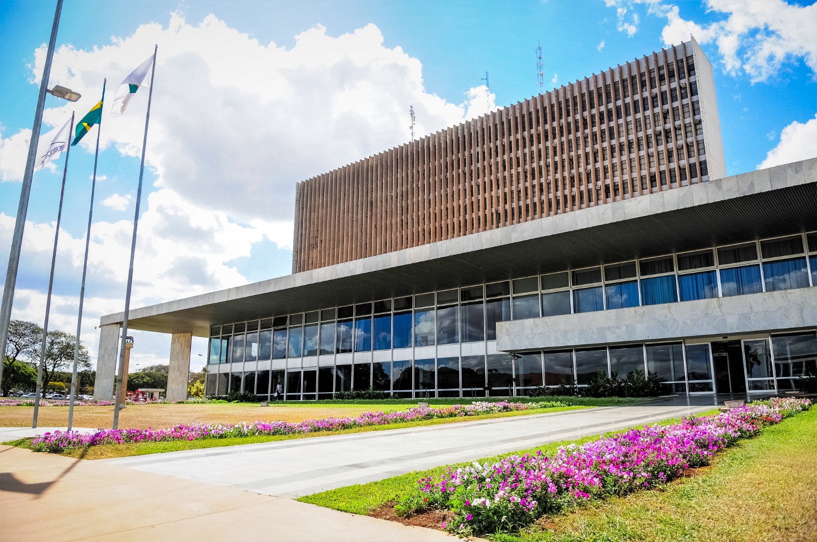 Nova versão do aplicativo eGDF oferece 49 serviços ao cidadão