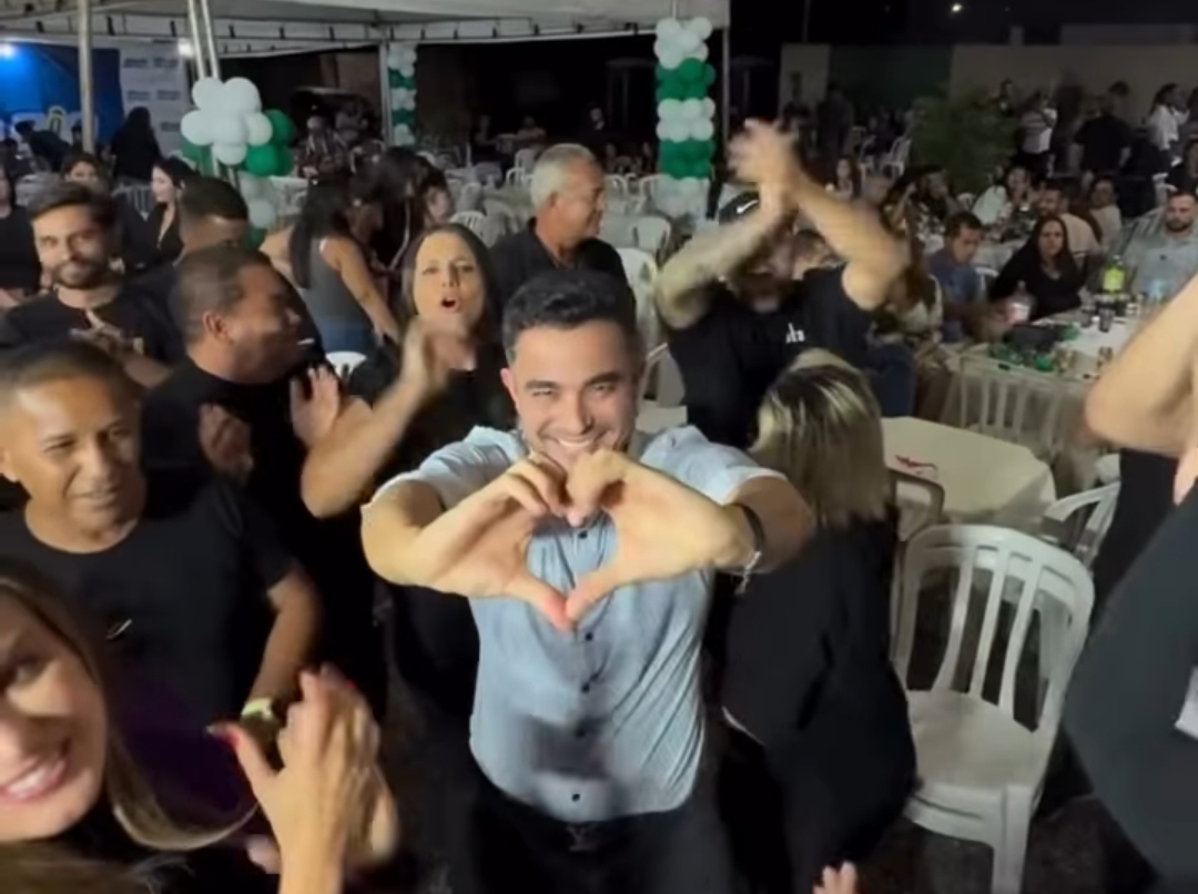 Festa surpresa reúne multidão para celebrar aniversário do secretário de Educação Fábio Campos