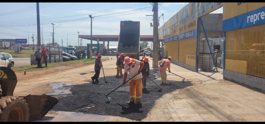 🚧 Prefeitura de Águas Lindas segue avançando com aplicação de massa asfáltica nos bairros 🚜