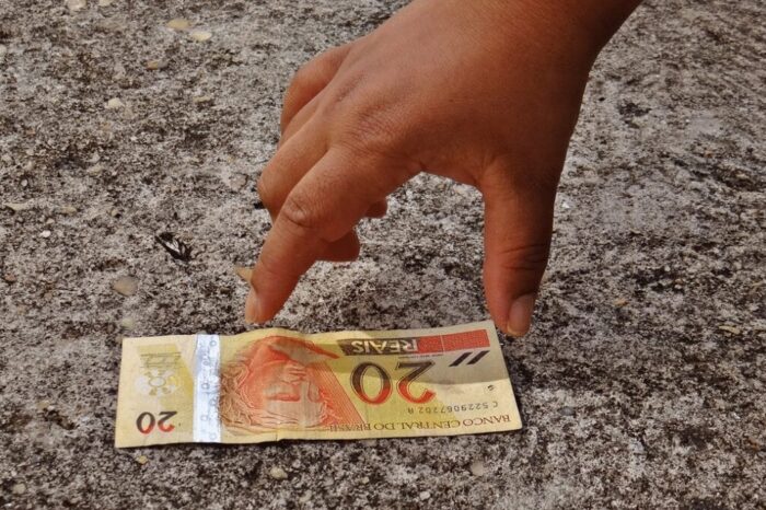 Mulher acha R$ 1,8 mil no chão e avisa polícia em Rio Verde; dona era uma idosa