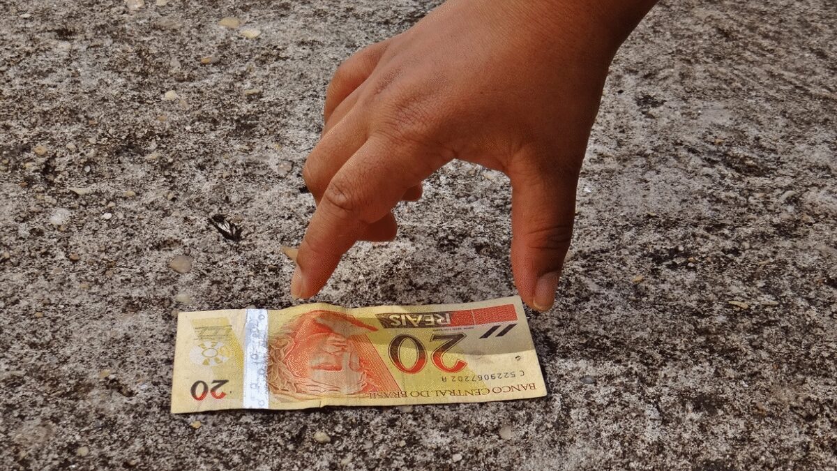 Mulher acha R$ 1,8 mil no chão e avisa polícia em Rio Verde; dona era uma idosa