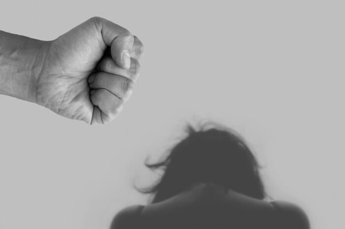 “Dei dois tapões na cara dela”; jovem agride esposa e pede para ser preso em Rio Verde