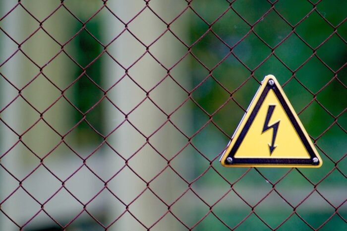 Mulher morre eletrocutada ao tentar salvar filho que tomava choque em Formosa