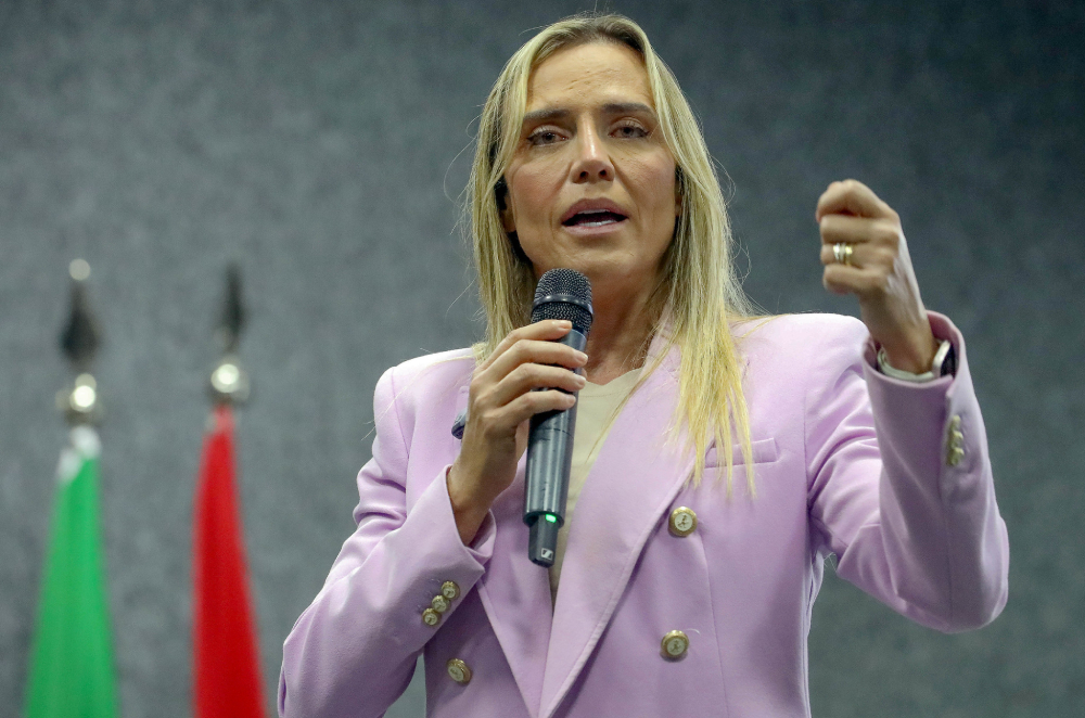 Celina Leão sanciona lei que retira Serrinha e área da Saúde do plano de capitalização do BRB